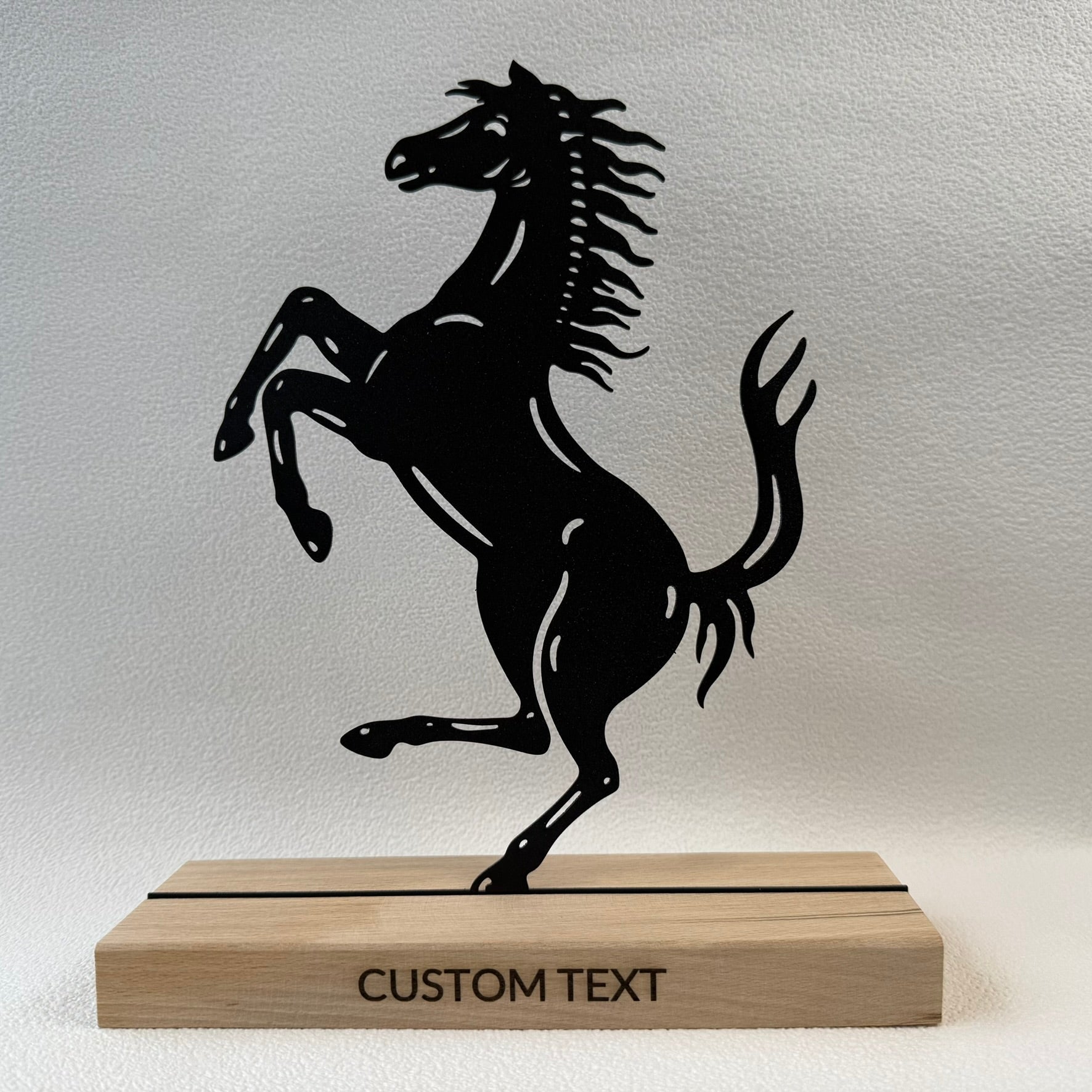 El arte de la decoración, metal y madera – El Caballo (Ferrari)