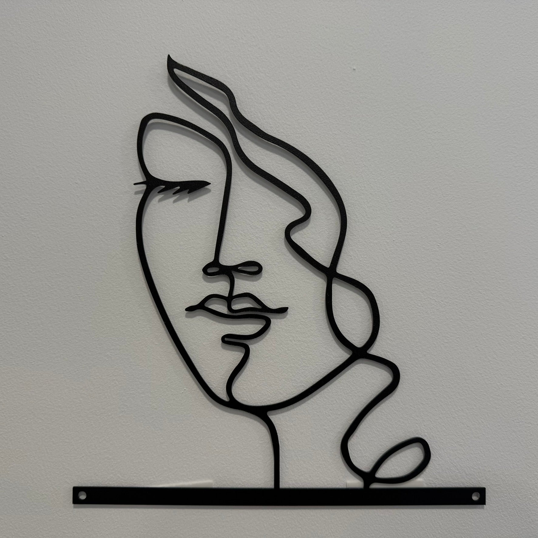 ATLAS – Femme aux cheveux bouclés