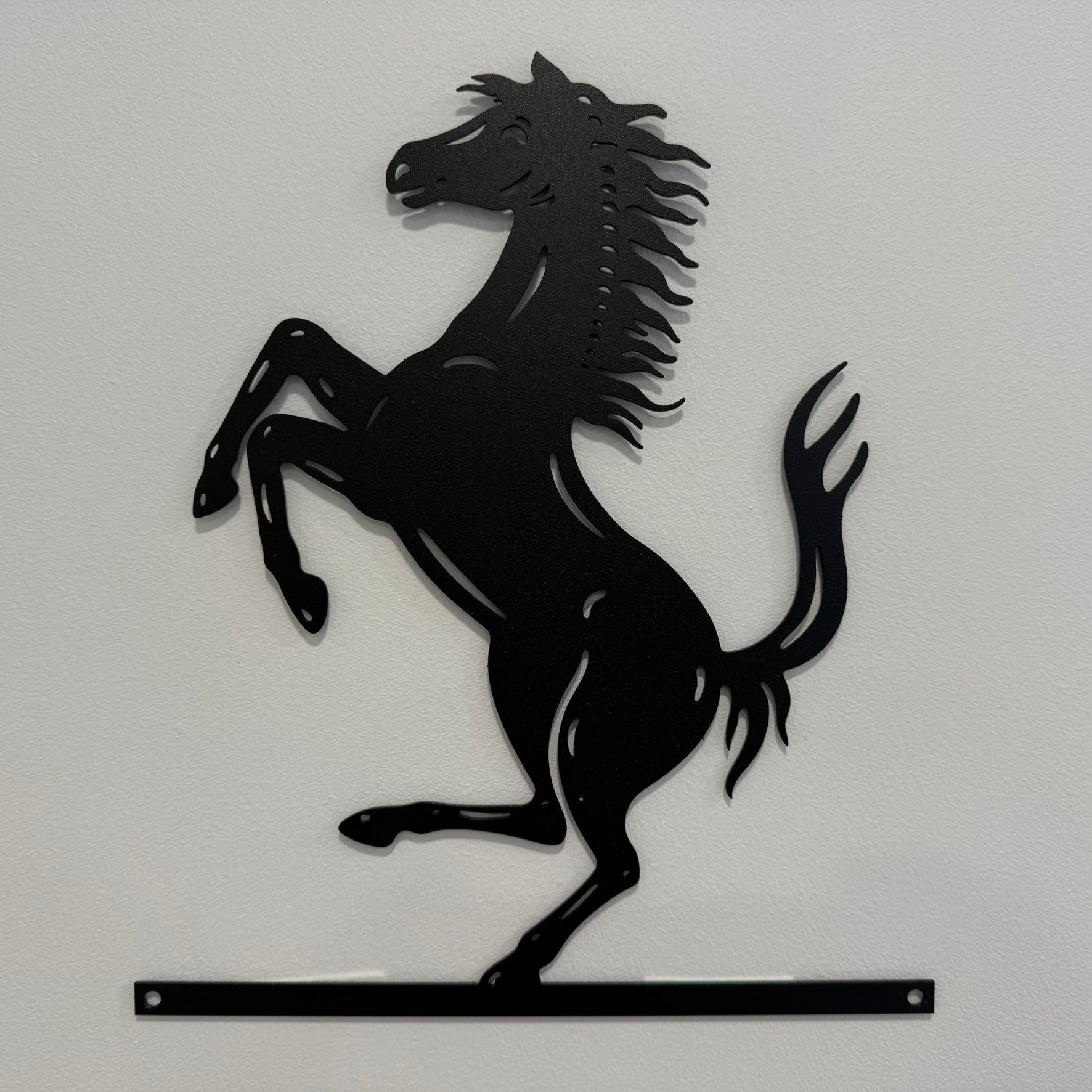 El arte de la decoración, metal y madera – El Caballo (Ferrari)