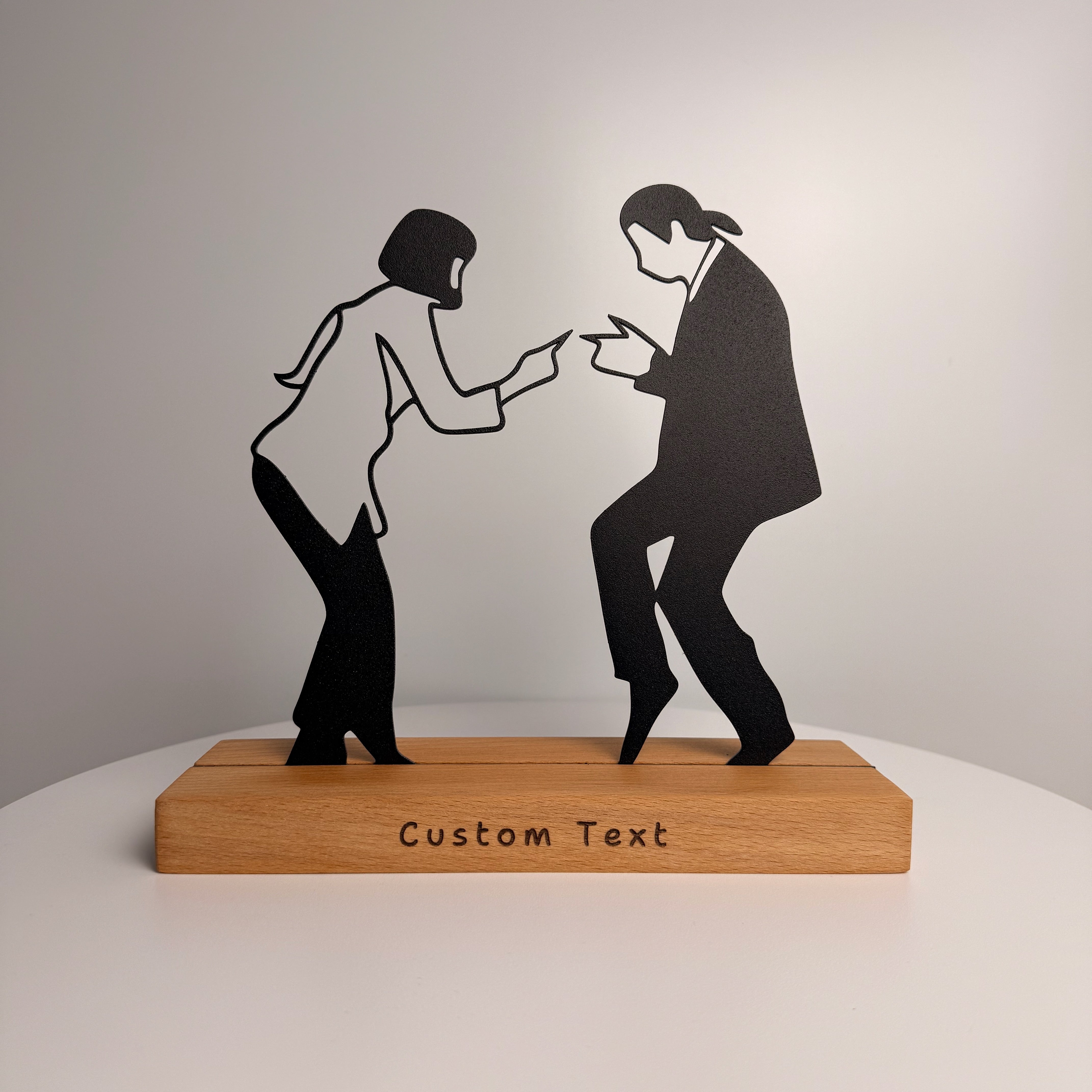 Die Kunst der Dekoration, Metall & Holz – Pulp Fiction: Der ikonische Tanz (V.01)