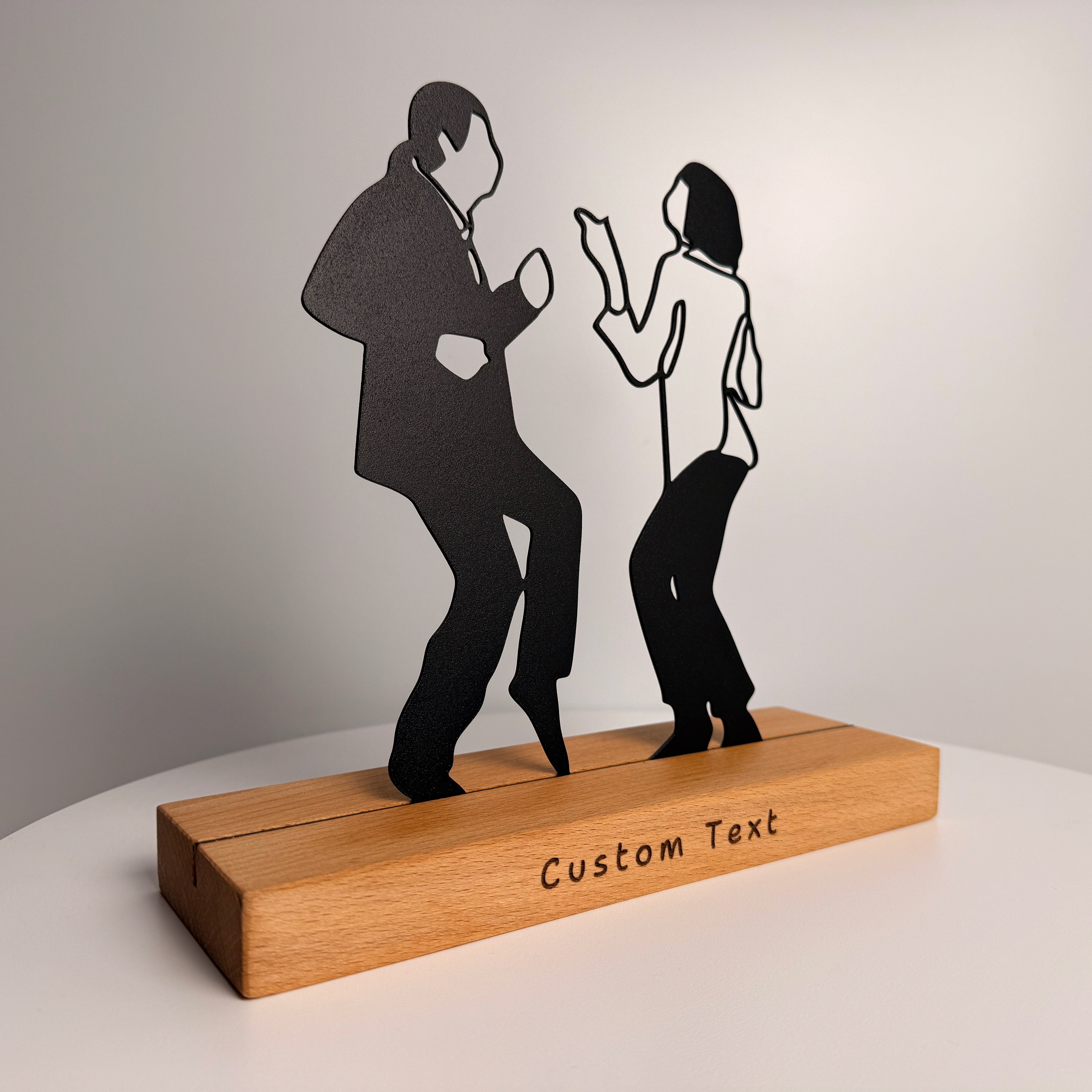 Die Kunst der Dekoration, Metall & Holz – Pulp Fiction: Der ikonische Tanz (V.02)