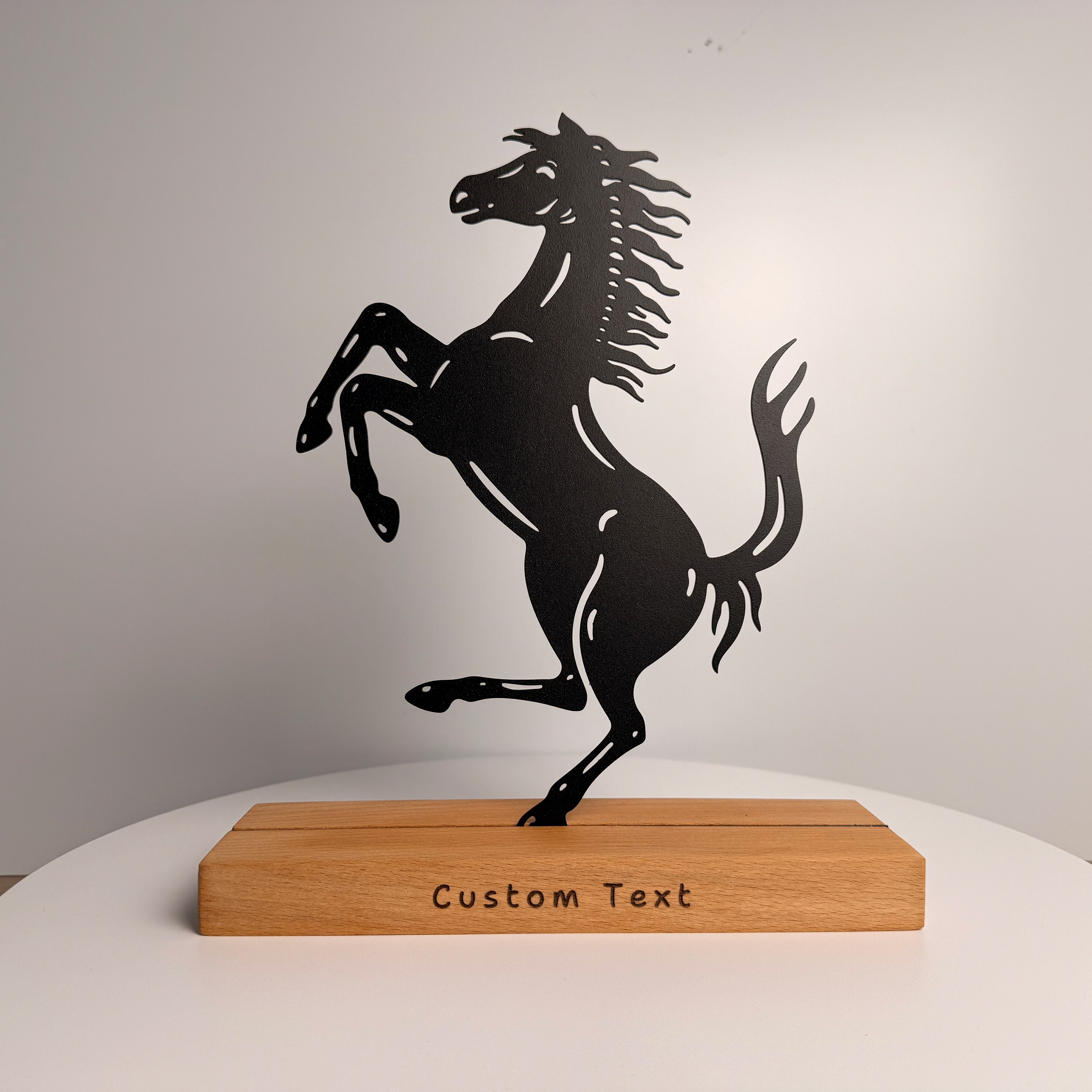 Die Kunst der Dekoration, Metall & Holz – Das Pferd (Ferrari)