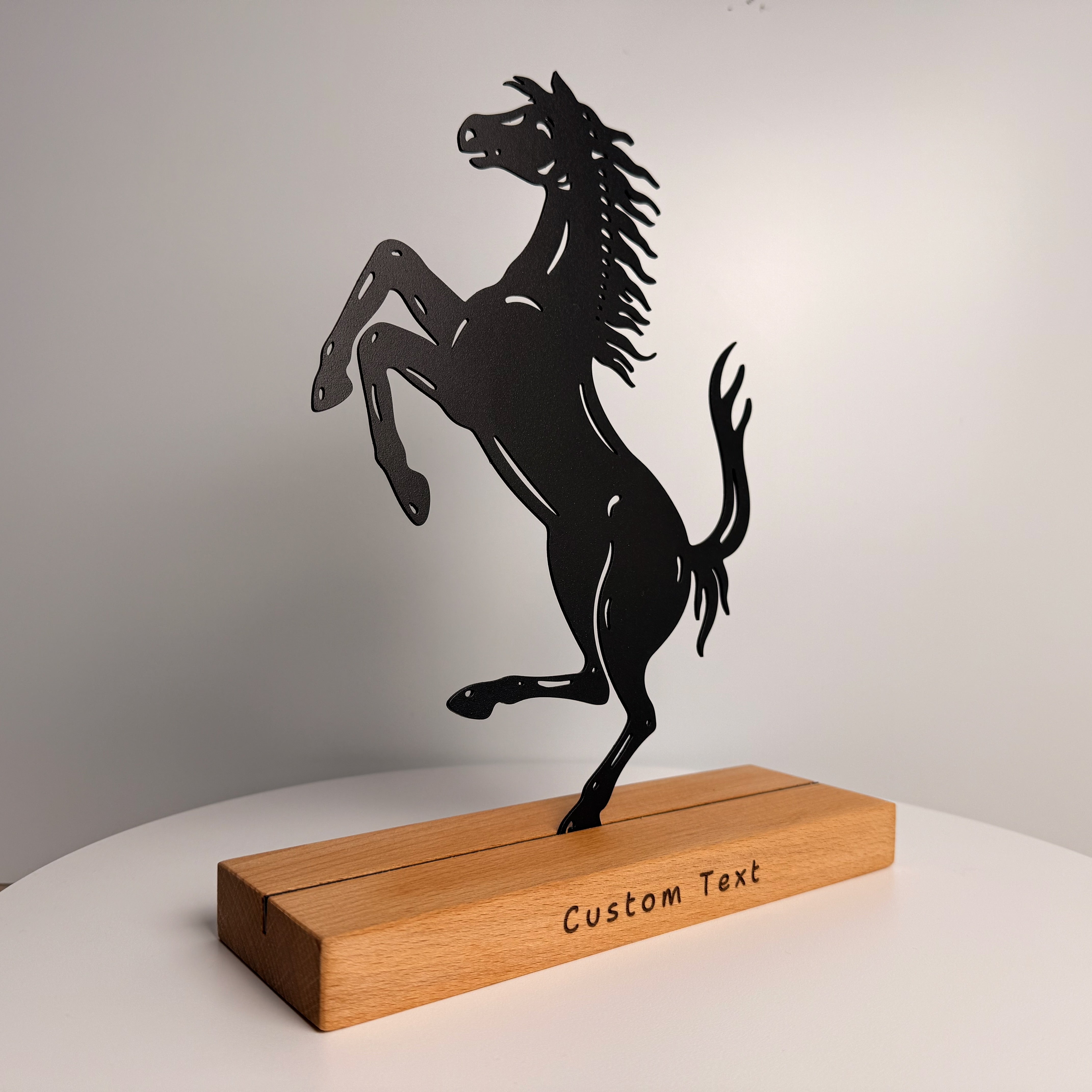 Die Kunst der Dekoration, Metall & Holz – Das Pferd (Ferrari)