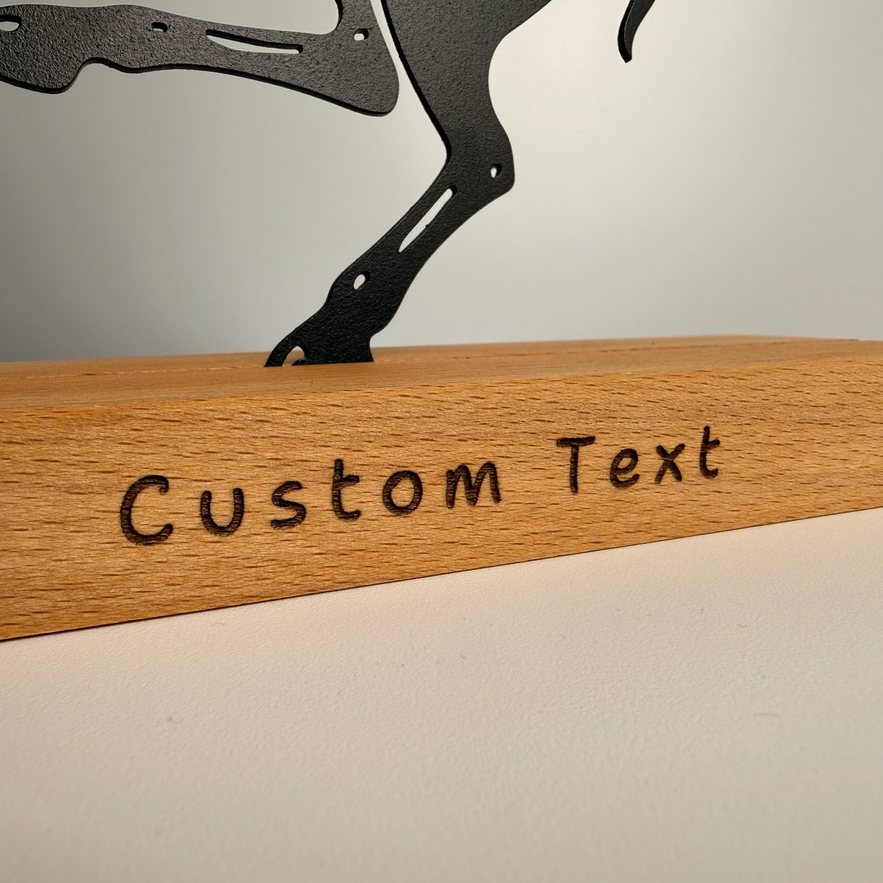 Die Kunst der Dekoration, Metall & Holz – Das Pferd (Ferrari)