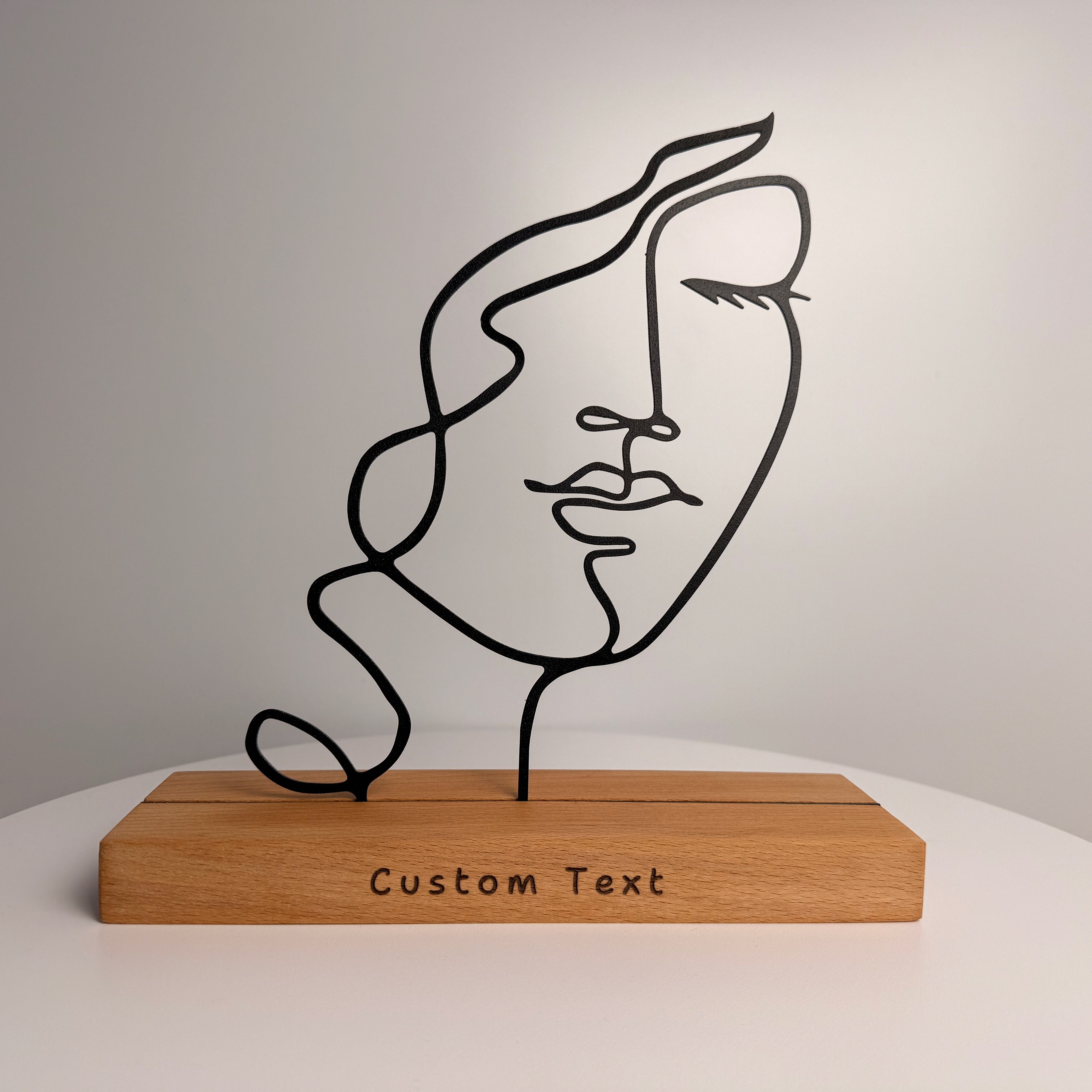 Die Kunst der Dekoration, Metall & Holz – Frau mit lockigem Haar