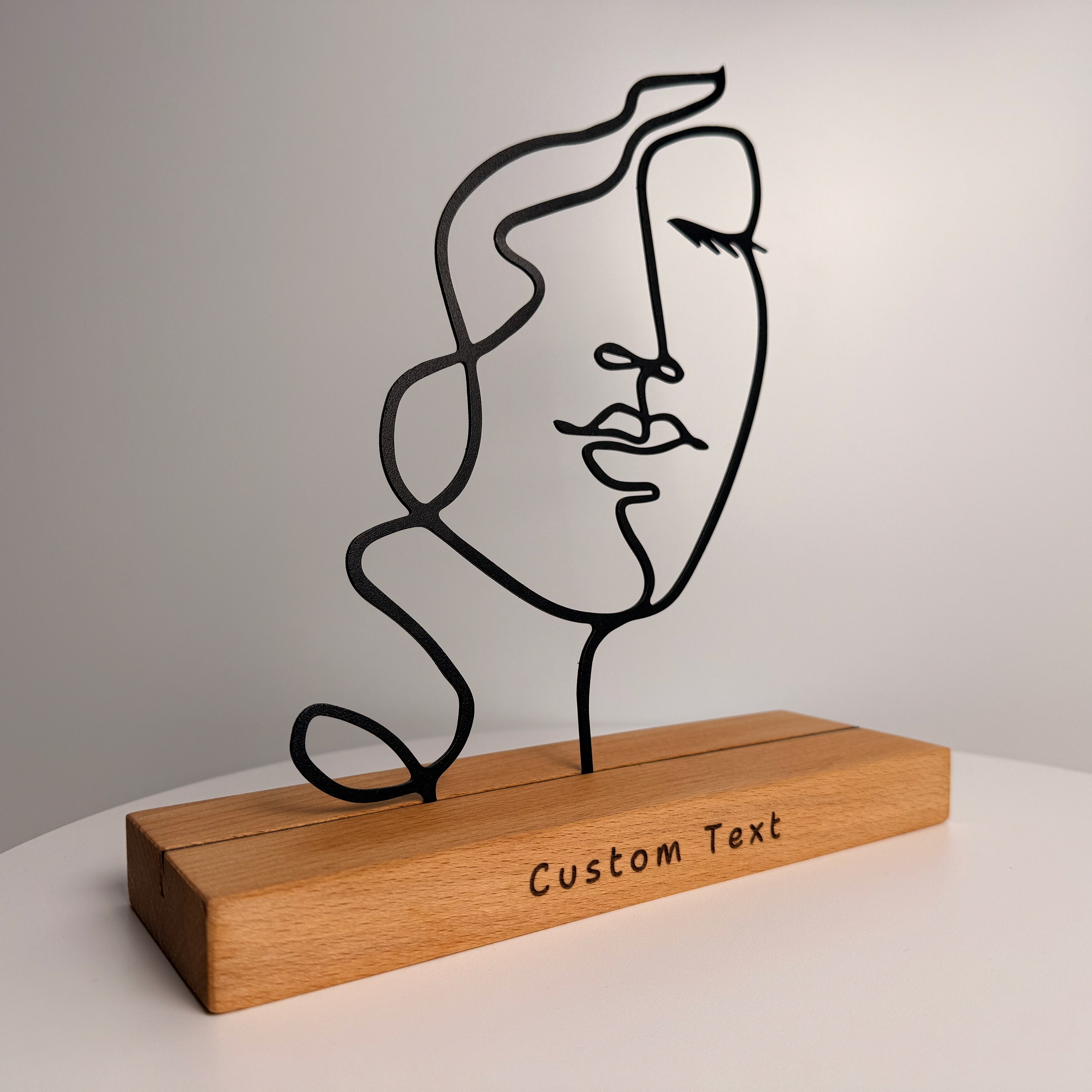 Die Kunst der Dekoration, Metall & Holz – Frau mit lockigem Haar