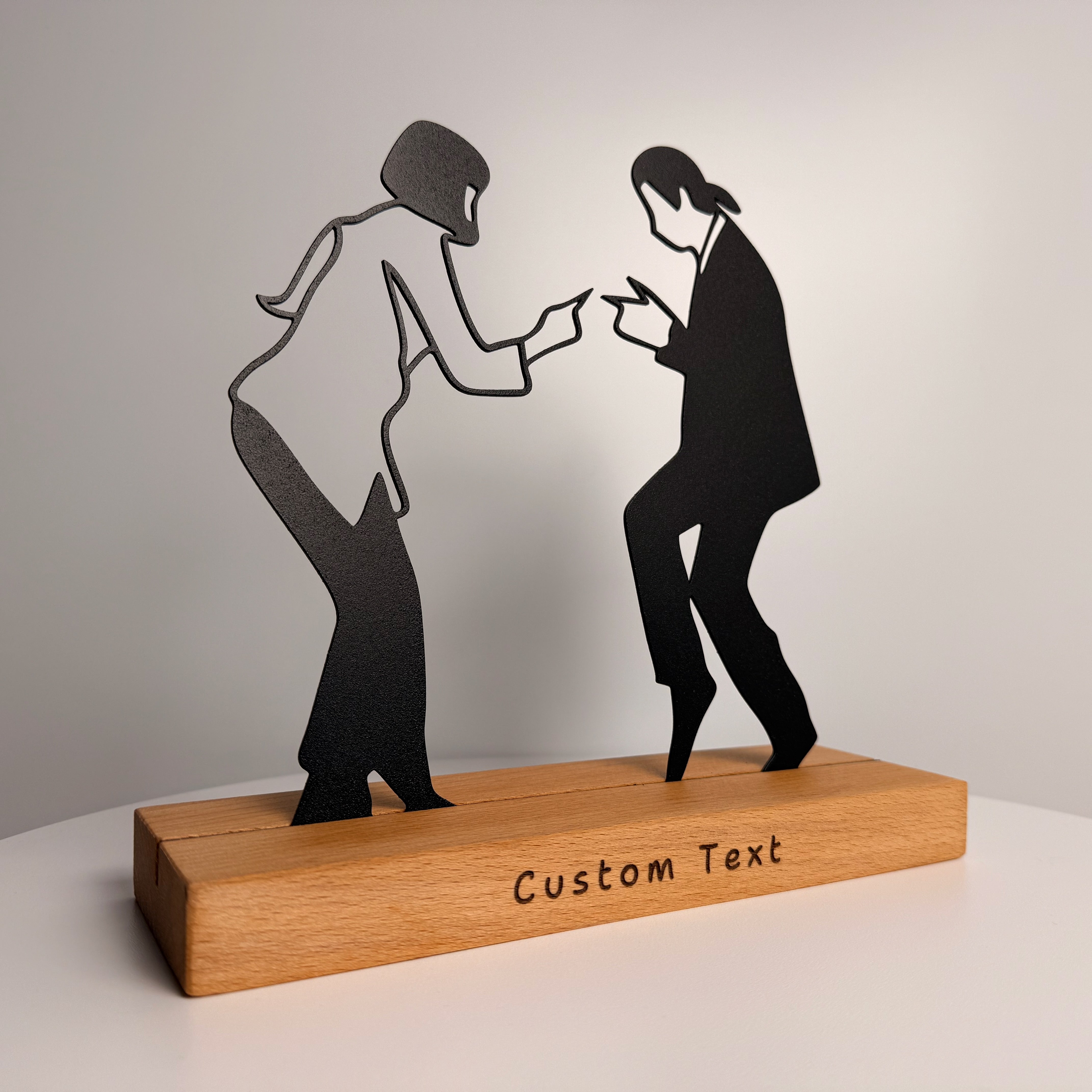 Die Kunst der Dekoration, Metall & Holz – Pulp Fiction: Der ikonische Tanz (V.01)