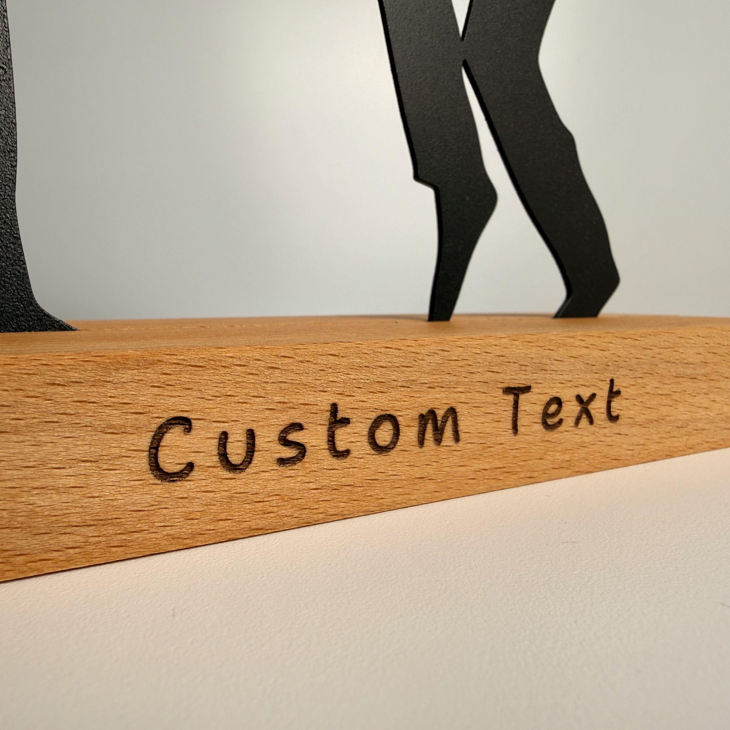 Die Kunst der Dekoration, Metall & Holz – Pulp Fiction: Der ikonische Tanz (V.01)